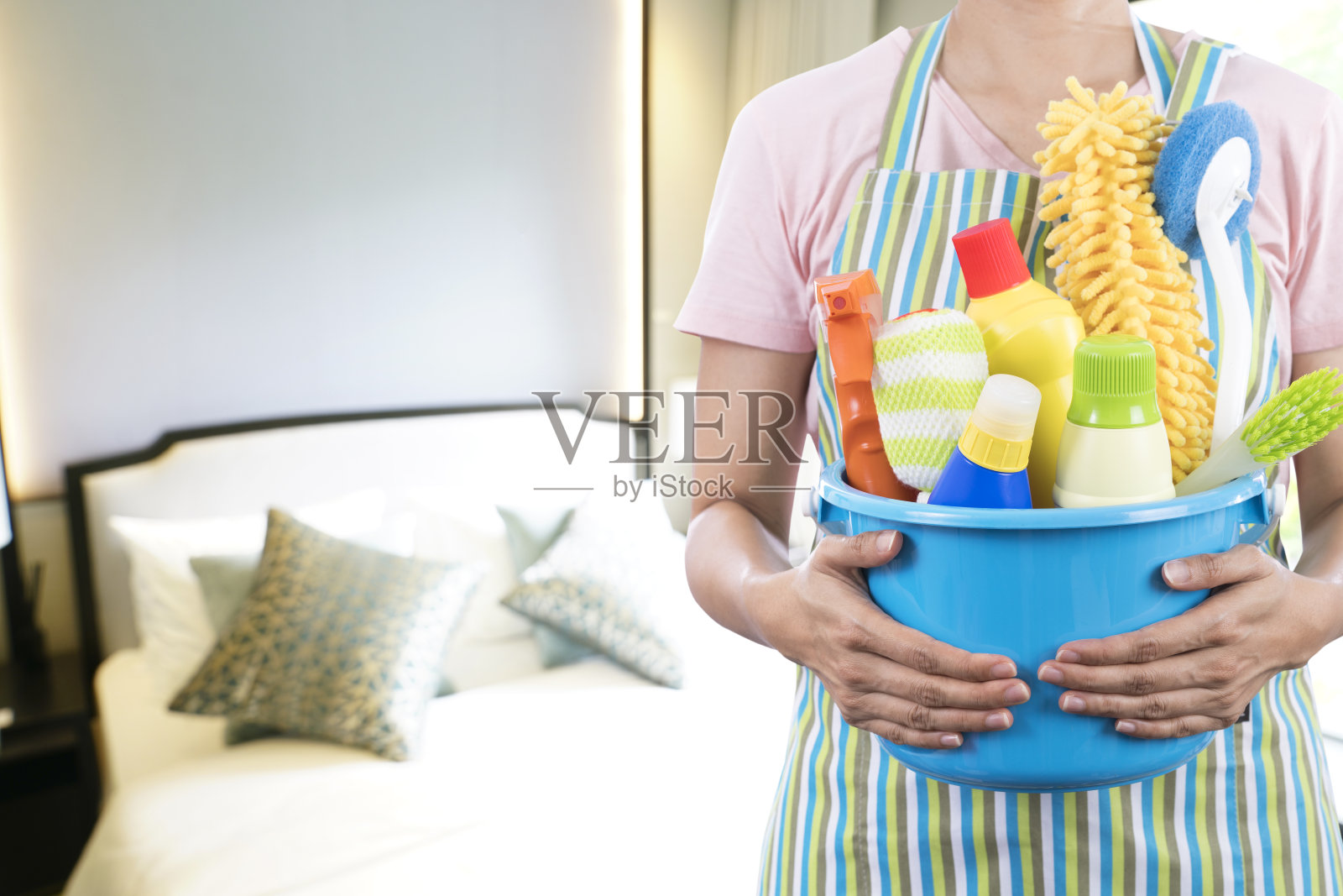女人与清洁设备准备清洁房间卧室模糊的背景照片摄影图片