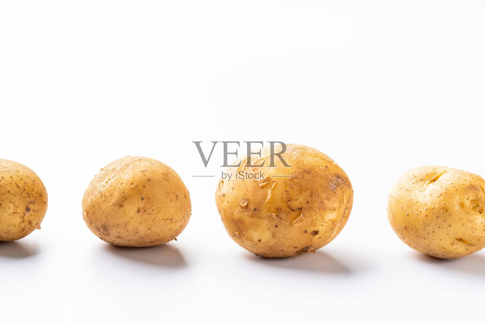 白色背景上的新土豆照片摄影图片