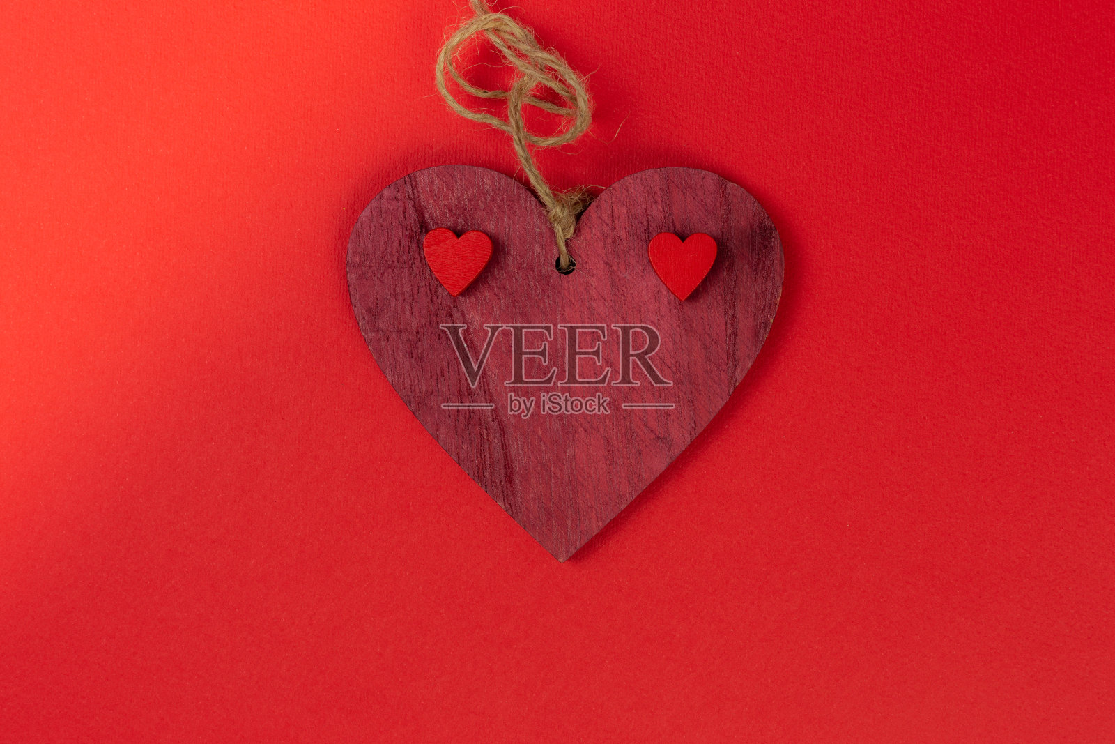 红色背景上的木制情人节红心照片摄影图片