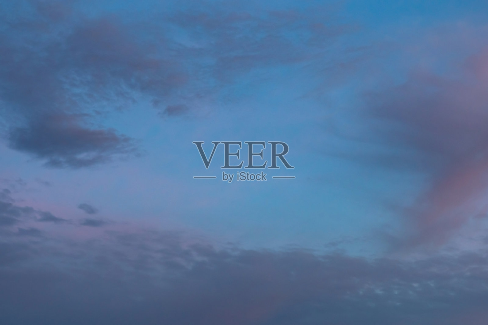 夕阳下的天空有五颜六色的云彩。天空用于建筑摄影或3d设计的替代。照片摄影图片