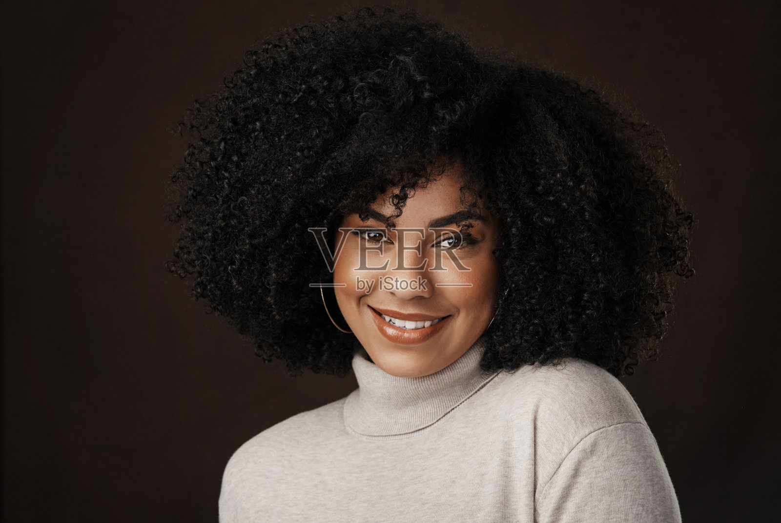 裁剪的肖像，一个迷人的年轻女子摆姿势在工作室在黑暗的背景照片摄影图片