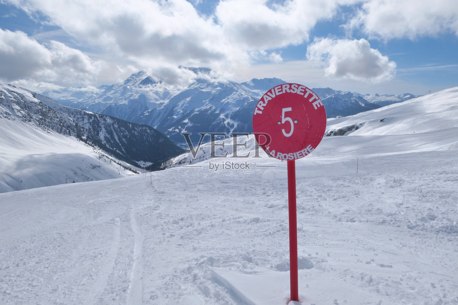 风景优美的滑雪坡在拉罗西埃尔，法国。照片摄影图片