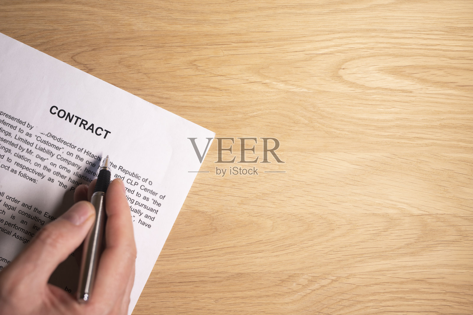 男在木桌上将法律合同与文本拷贝空间交待，俯视照片摄影图片