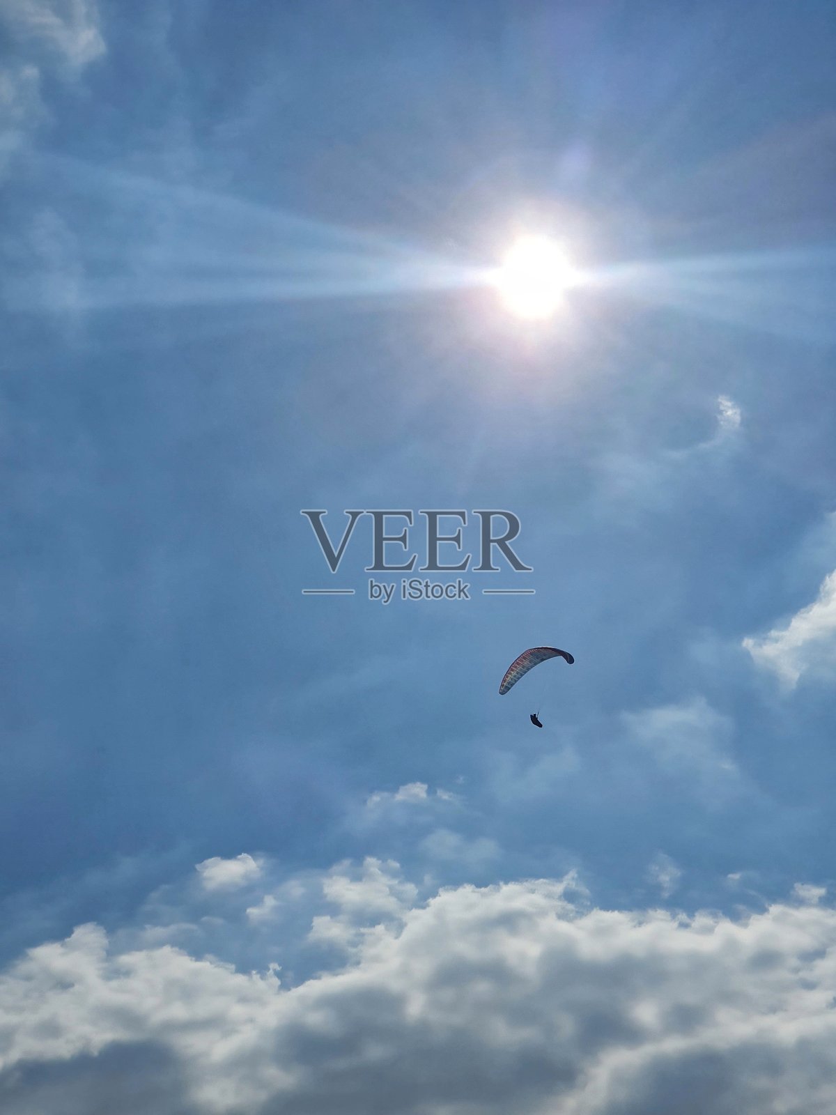 在天空中滑翔伞的人照片摄影图片