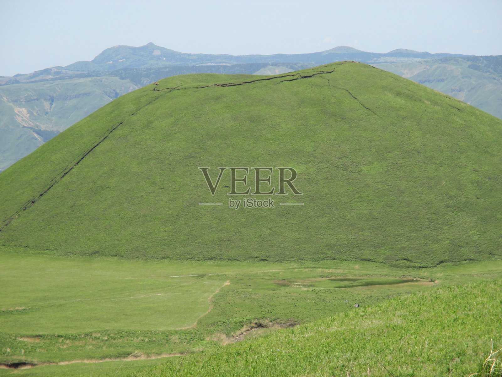 阿苏山上一个造型优美的“小目冢”，看起来像一个倒置的碗照片摄影图片