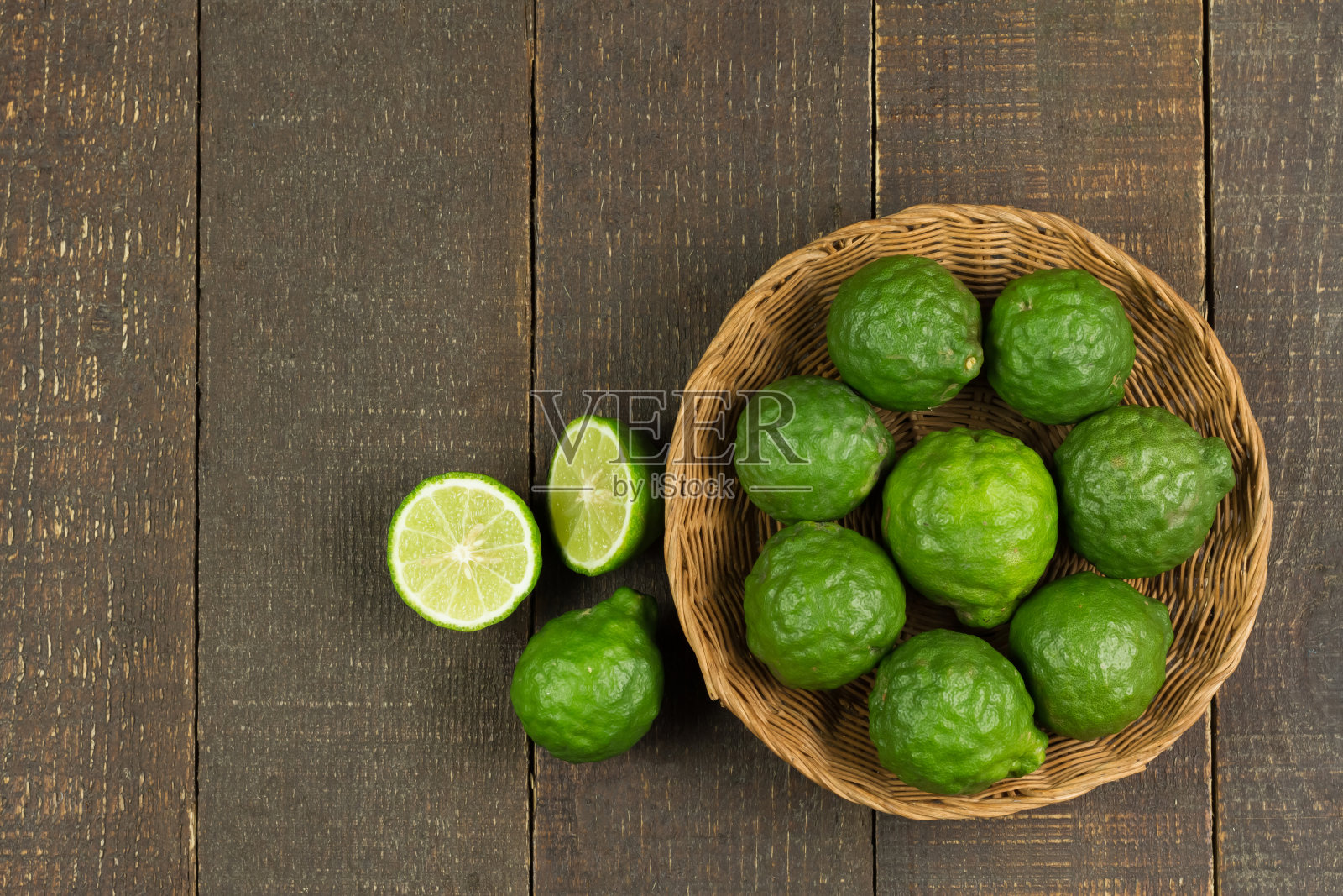 柳条篮子里的佛手柑照片摄影图片