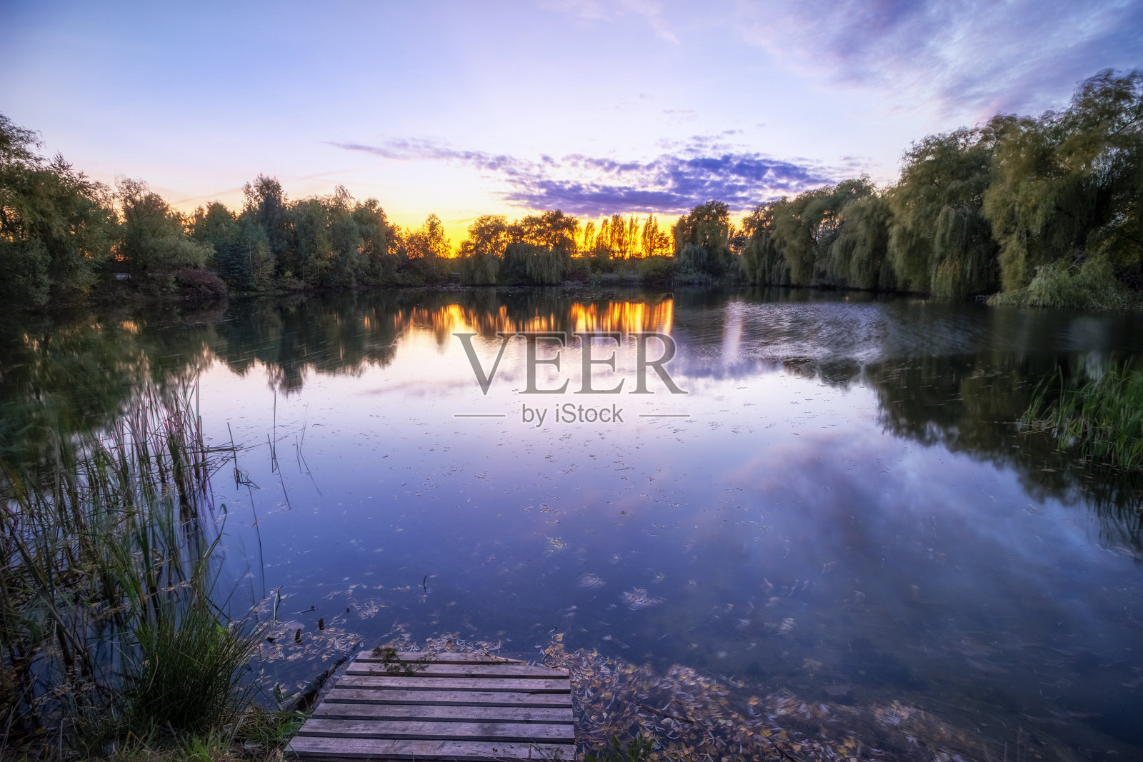 美丽的蓝色湖泊日落后的黄昏景观照片摄影图片