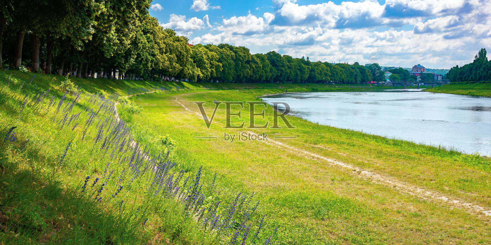 乌兹河的堤岸照片摄影图片