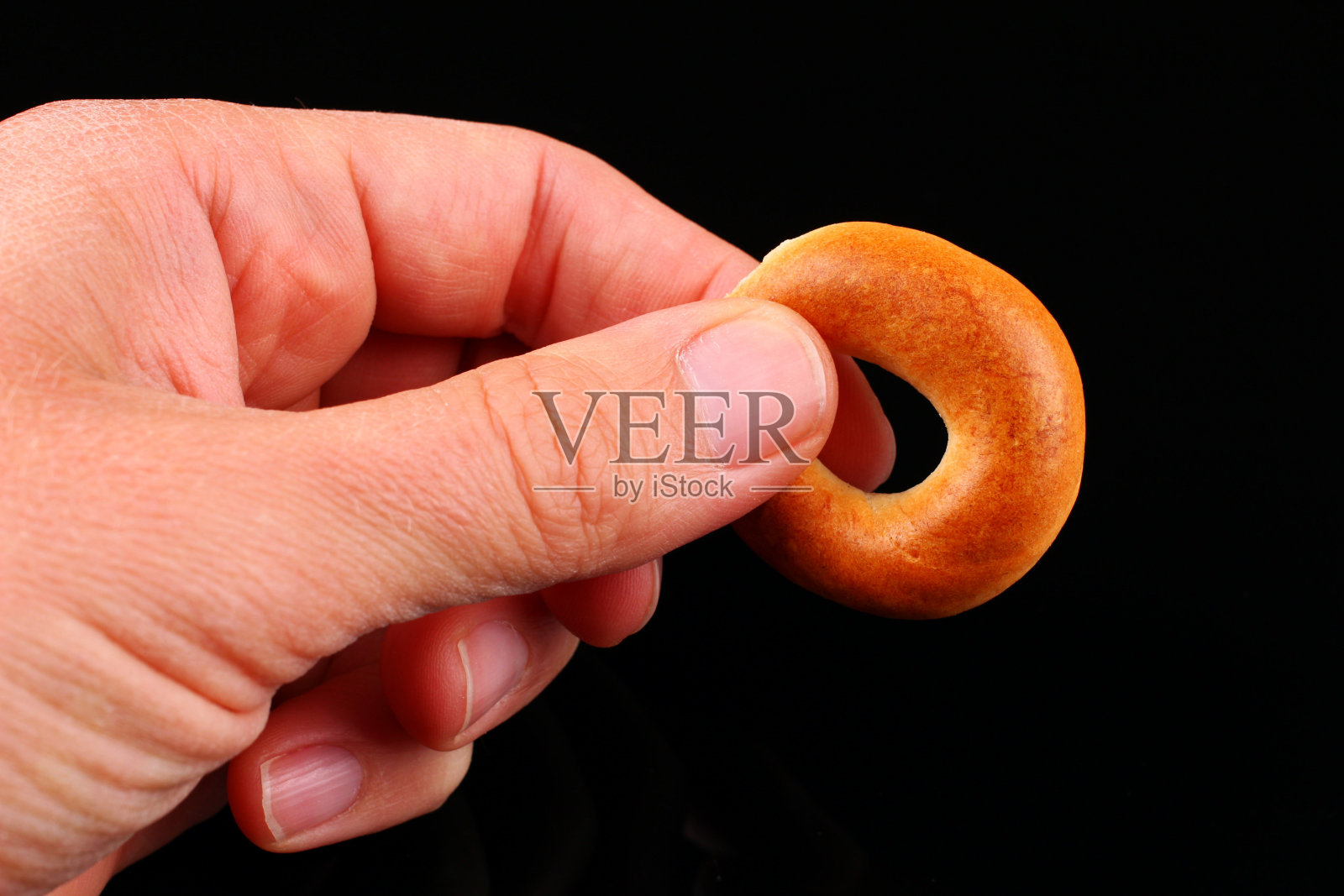 一个百吉饼在黑色的背景照片摄影图片