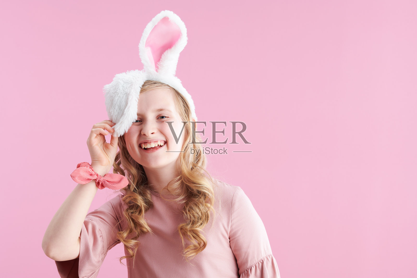 快乐时髦的孩子，粉红色的金色卷发照片摄影图片