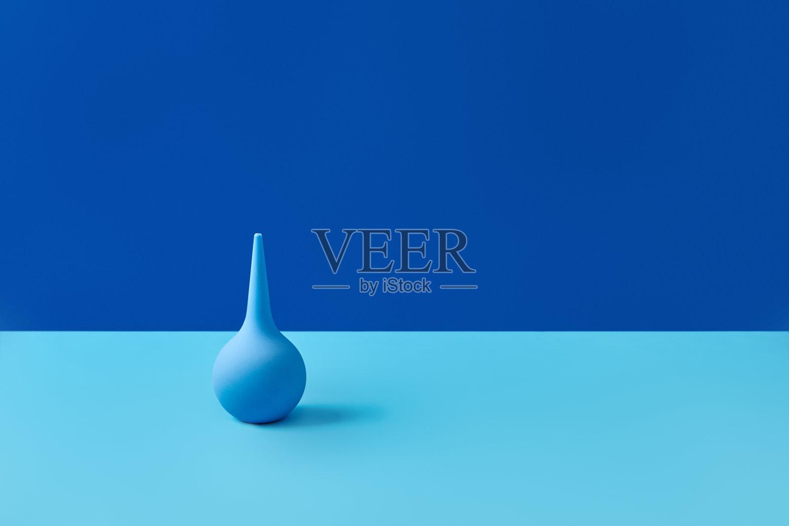 蓝色橡胶灌肠在桌子上与复印空间。医疗的概念照片摄影图片