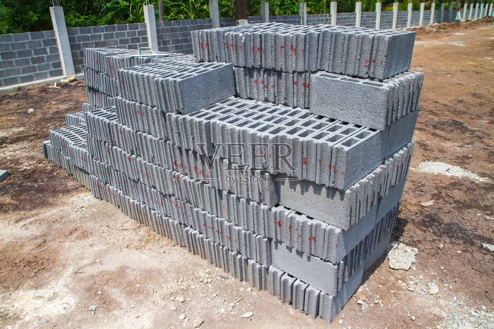 加气砖堆堆放在施工区域，准备好抹灰，用于建造水泥抹灰墙。轻质砖“u200b背景。水可以渗透的砖。照片摄影图片