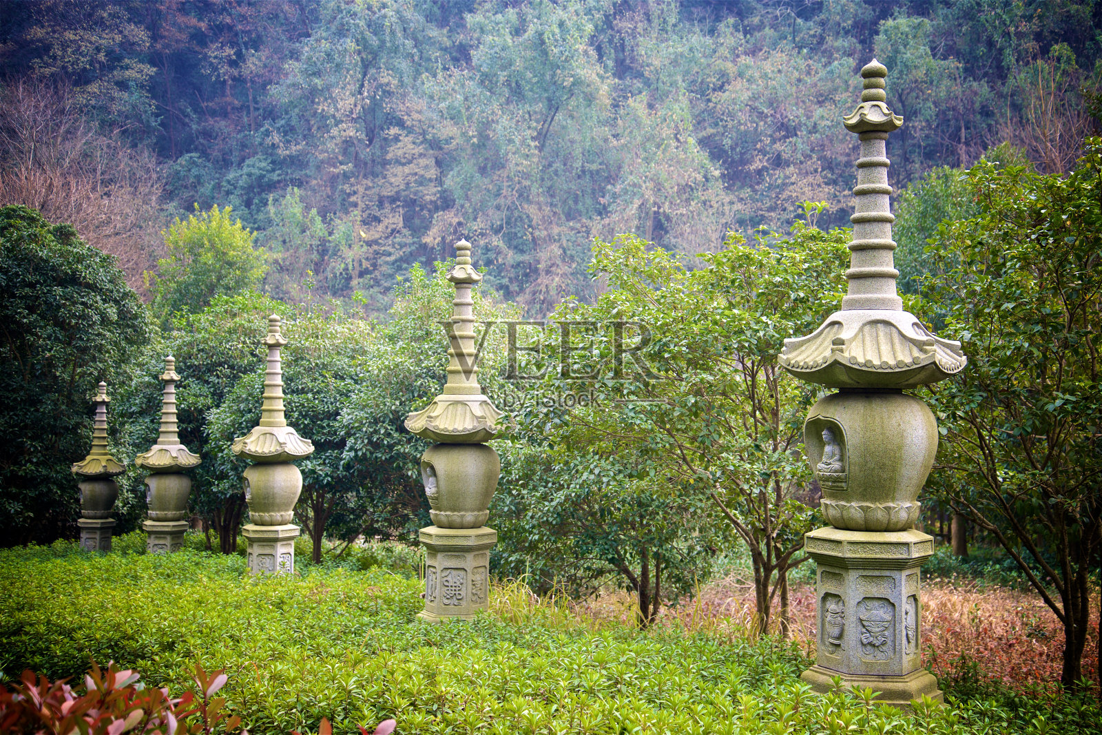 中国杭州寺庙中的佛教石柱和灯标照片摄影图片