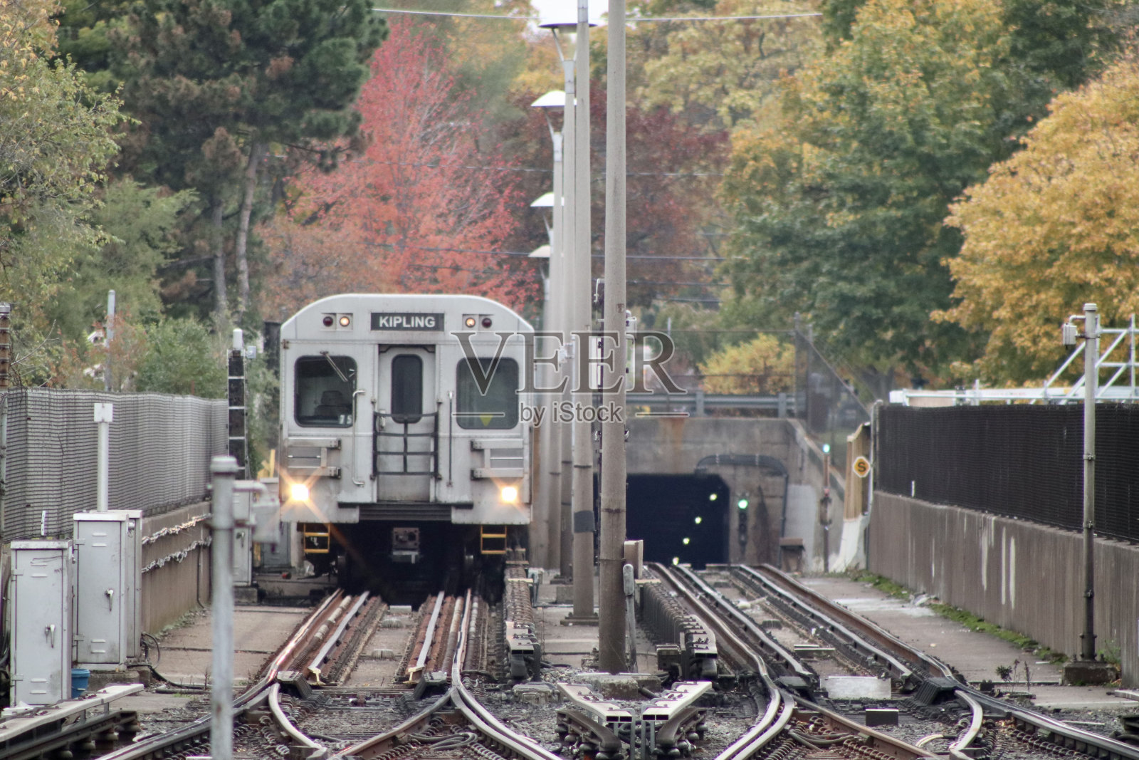 秋季轨道上的地铁列车照片摄影图片