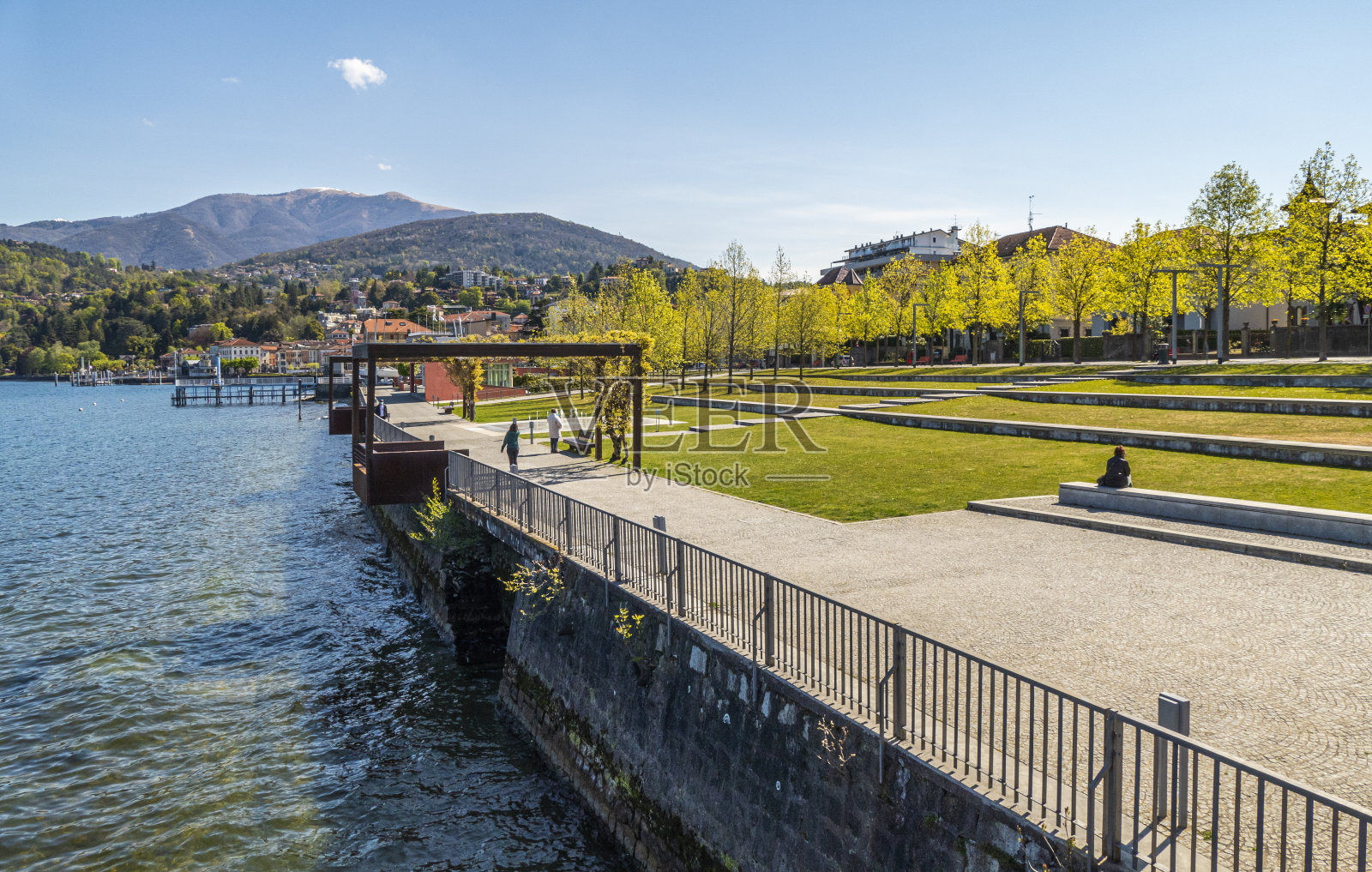 美丽的Luino湖公园和喷泉照片摄影图片