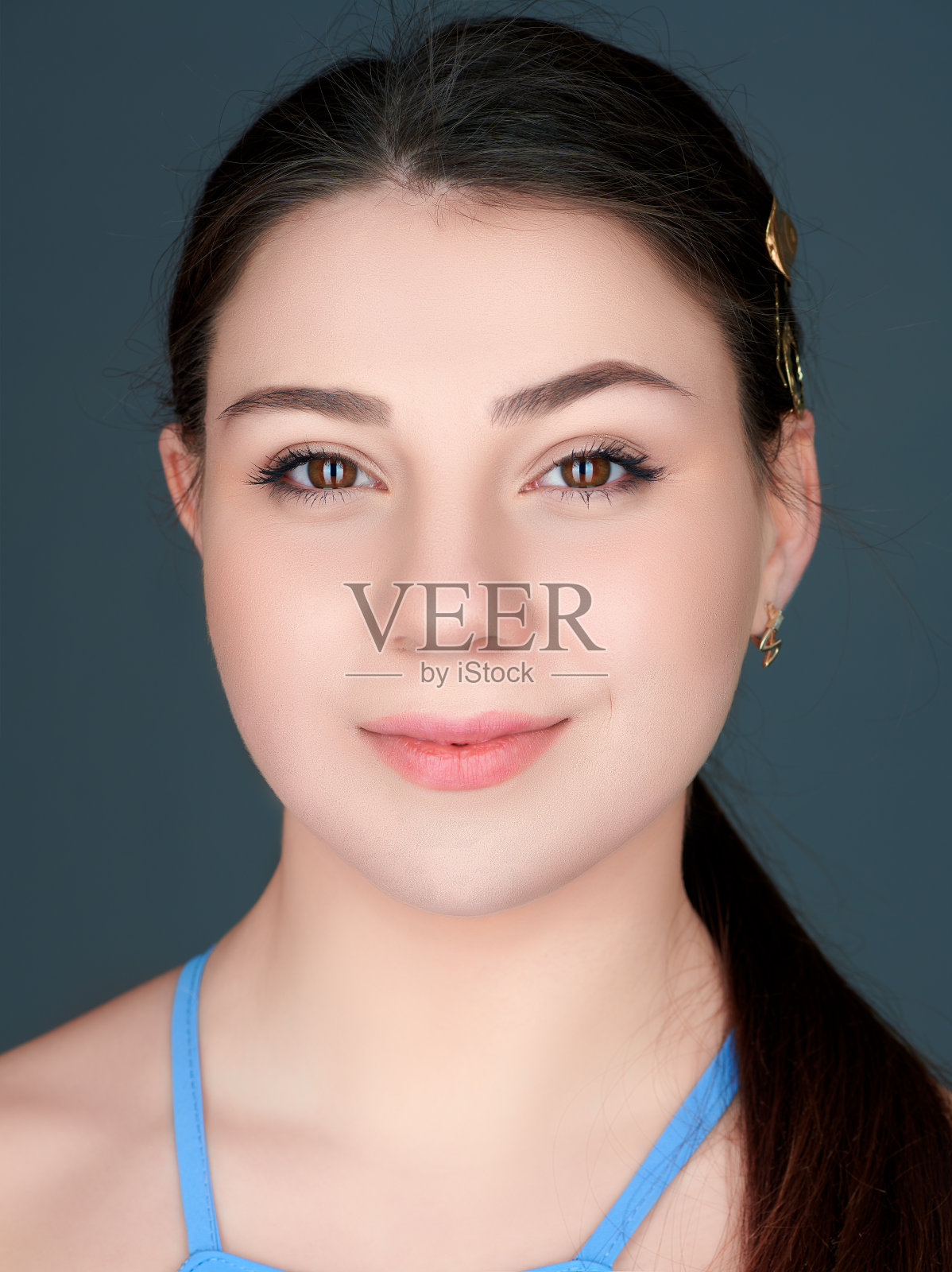 年轻性感的模特女孩。彩脸艺术工作室照片。照片摄影图片