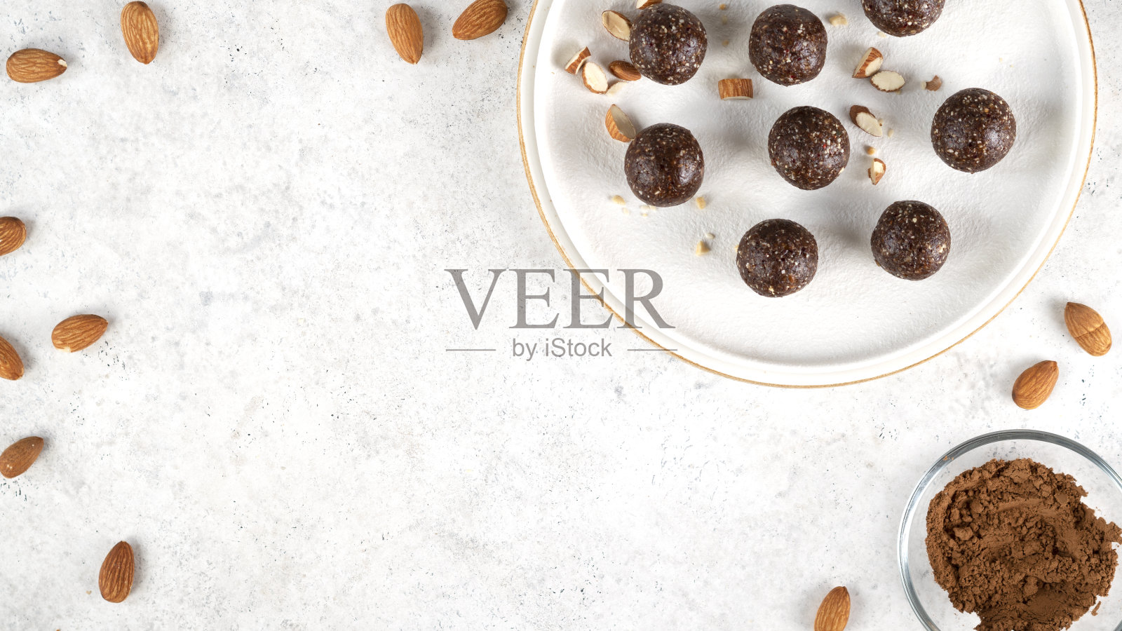 没有烘烤能量球。自制健康生素食甜点，坚果，枣，花生酱，可可粉，椰子片，燕麦就可以吃了。健康饮食。有选择性的重点。前视图。副本的空间。照片摄影图片