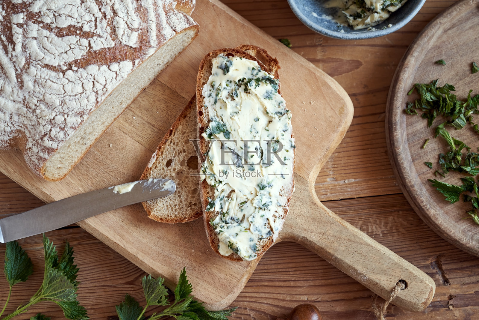 用小荨麻制成的涂在一片酸面包上的药草黄油照片摄影图片