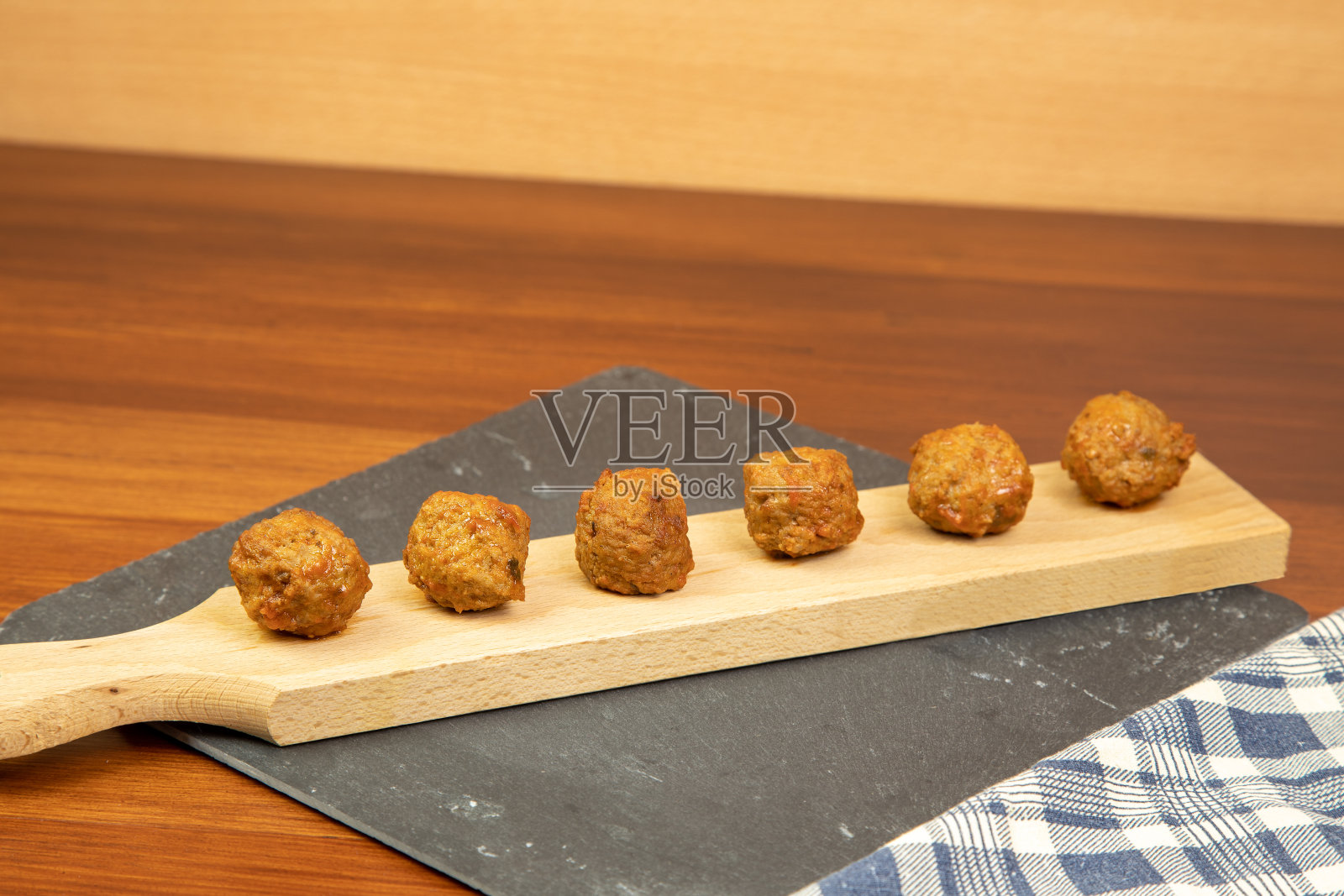 肉丸配番茄酱照片摄影图片