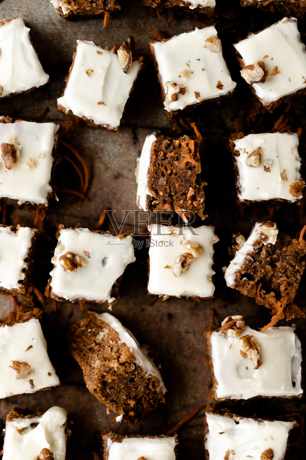 胡萝卜蛋糕配奶油奶酪和坚果照片摄影图片