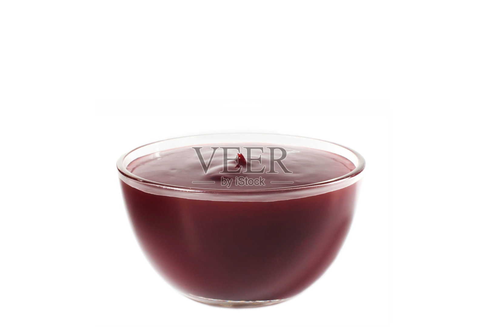 浆果酱在一个玻璃碗特写在一个白色的背景照片摄影图片