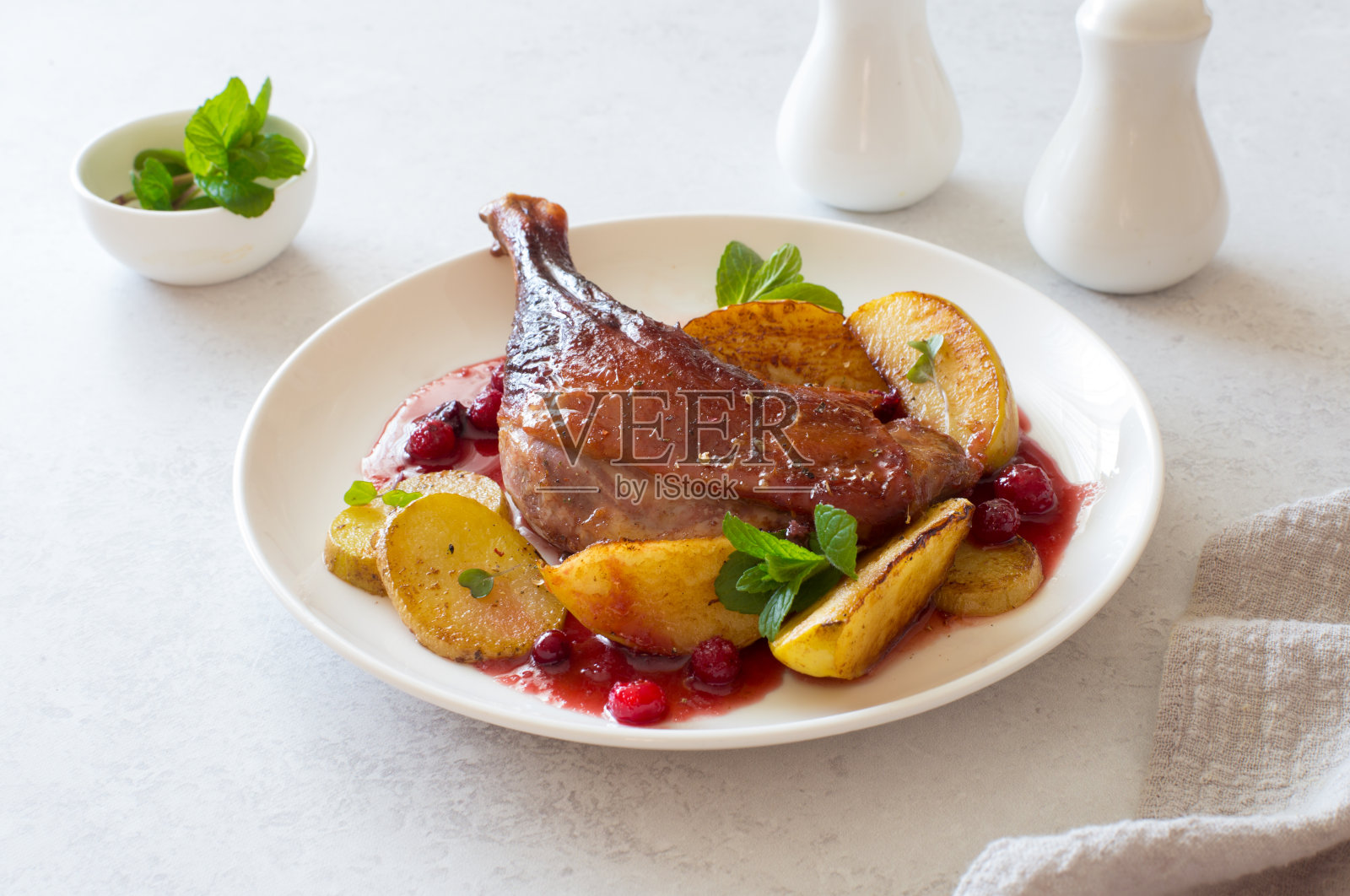 烤鸭腿与[[les和蔓越莓酱近照片摄影图片