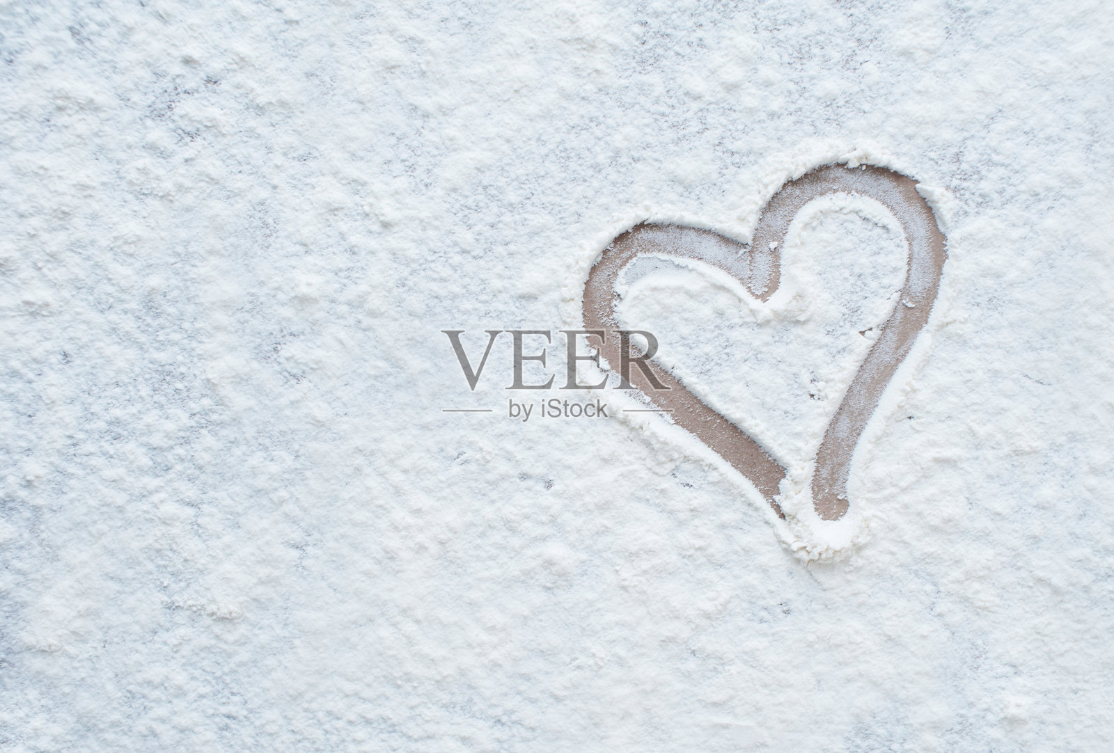 烹饪的背景。用手指在白面粉上画一颗心。本空间照片摄影图片