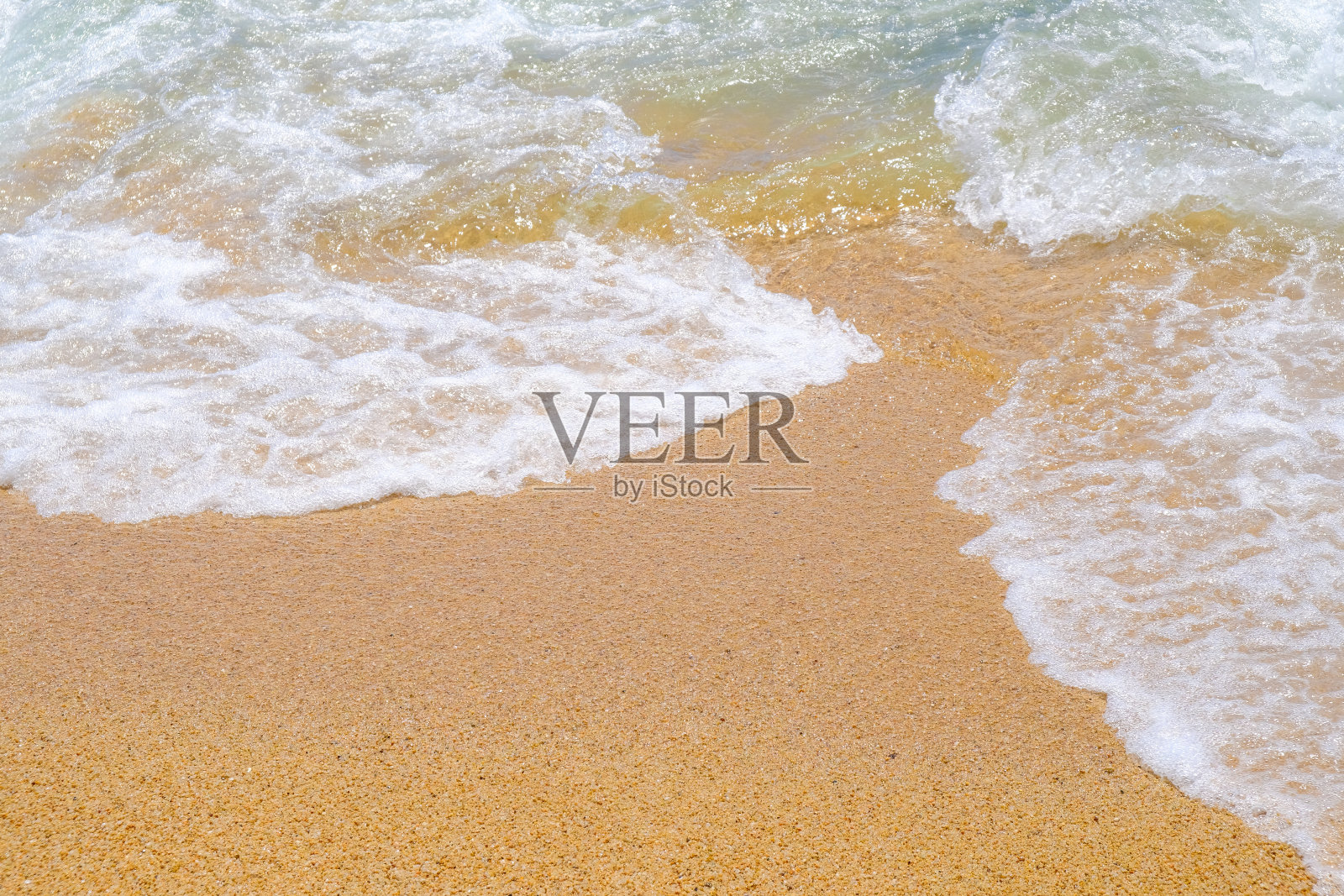 海浪拍打着潮湿的沙滩。西班牙布拉瓦海岸地中海清澈的海水和沙子。照片摄影图片