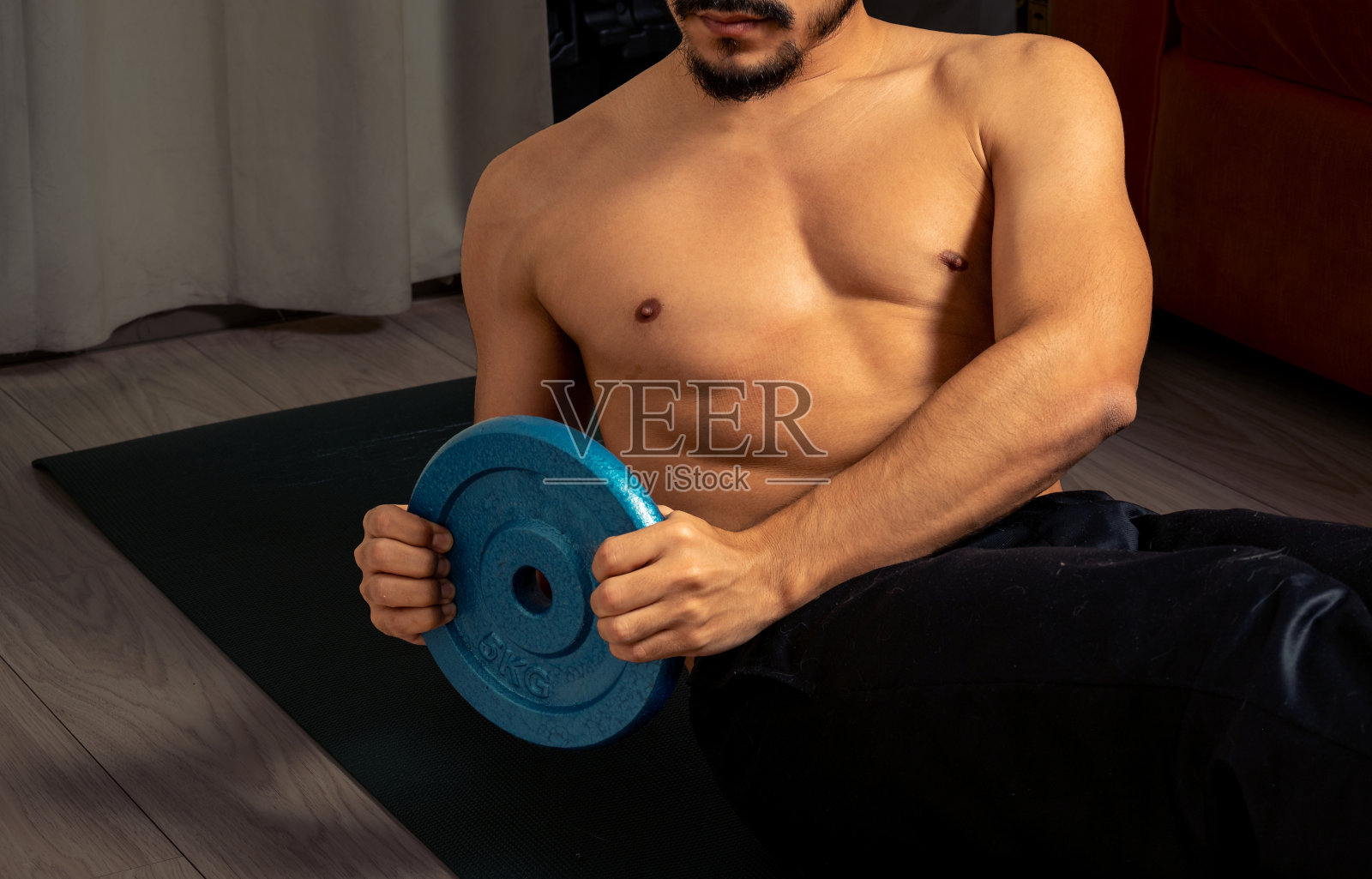 一个在家里锻炼的拉丁年轻人照片摄影图片