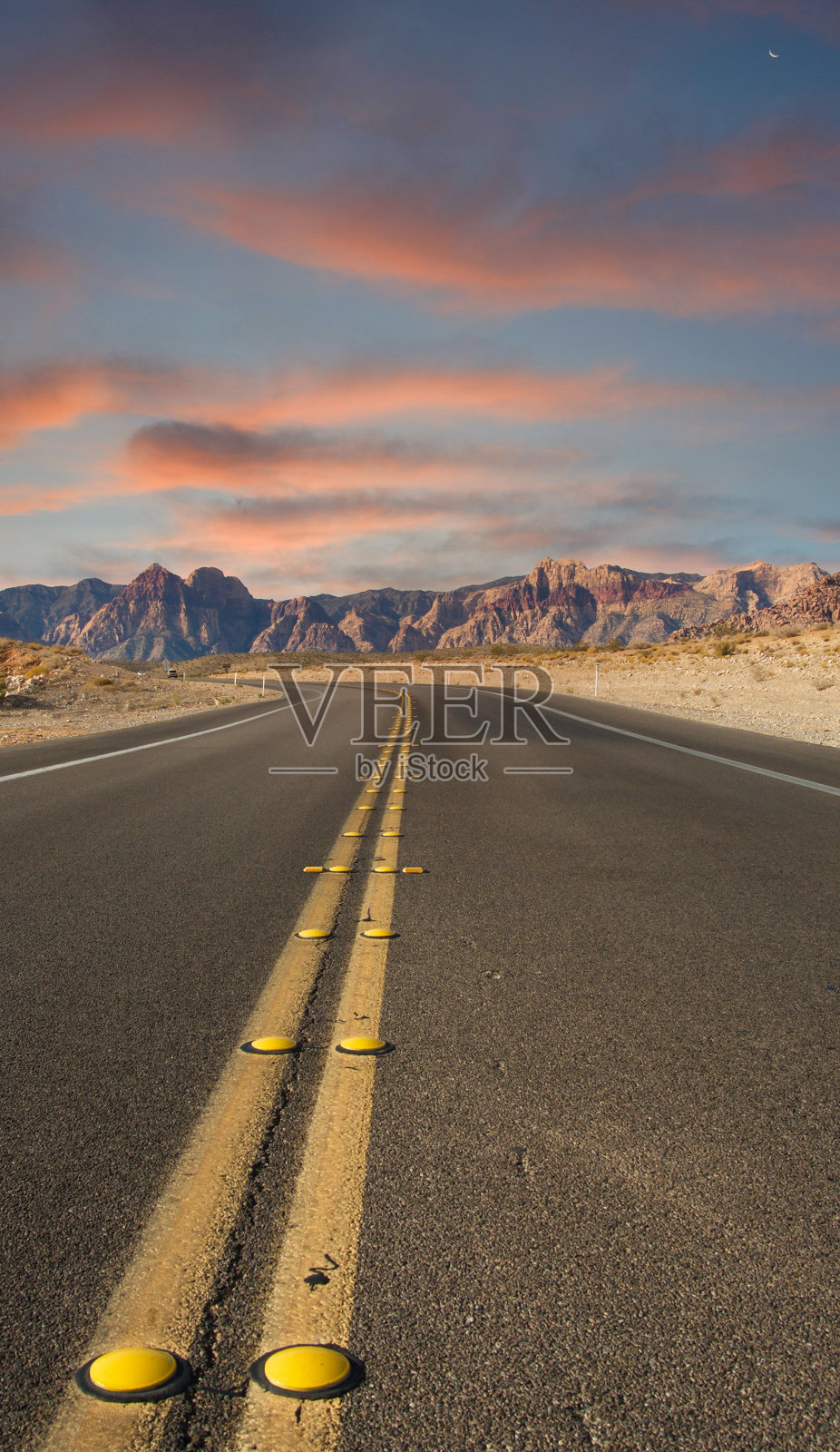 黄昏时的沙漠之路照片摄影图片