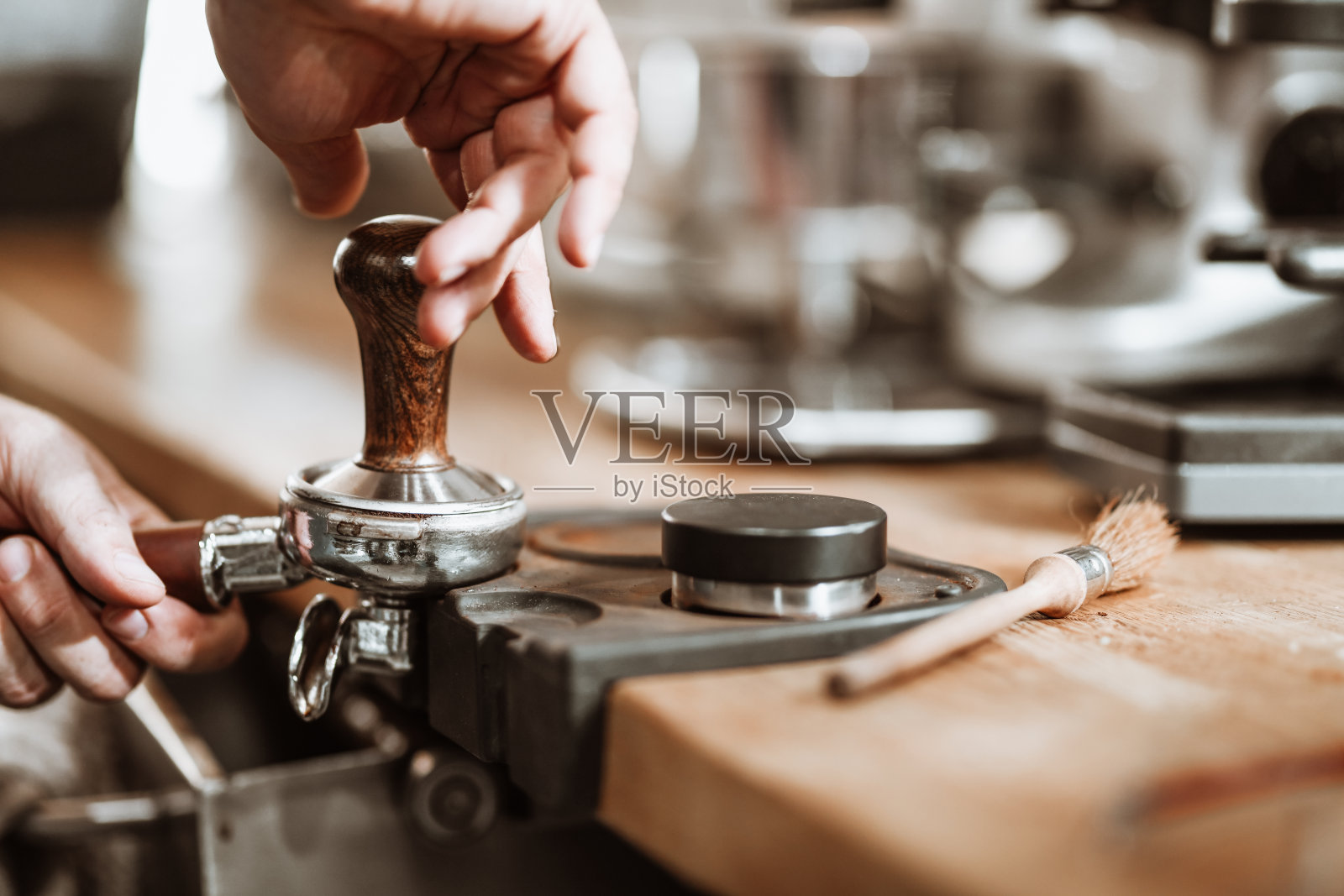 男磨咖啡豆照片摄影图片