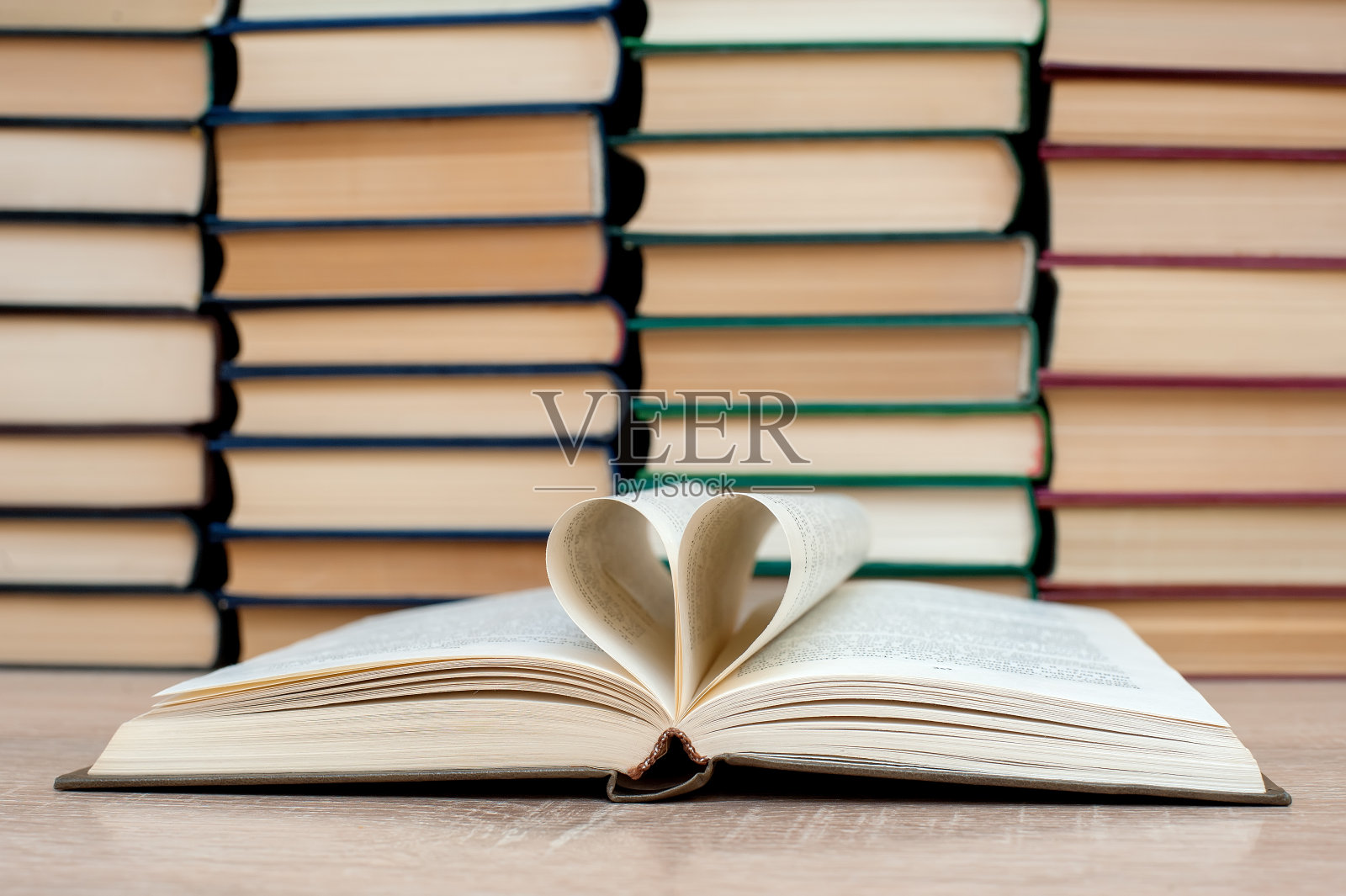 打开书，心由书的页。木桌上放着结实的书。教育。照片摄影图片