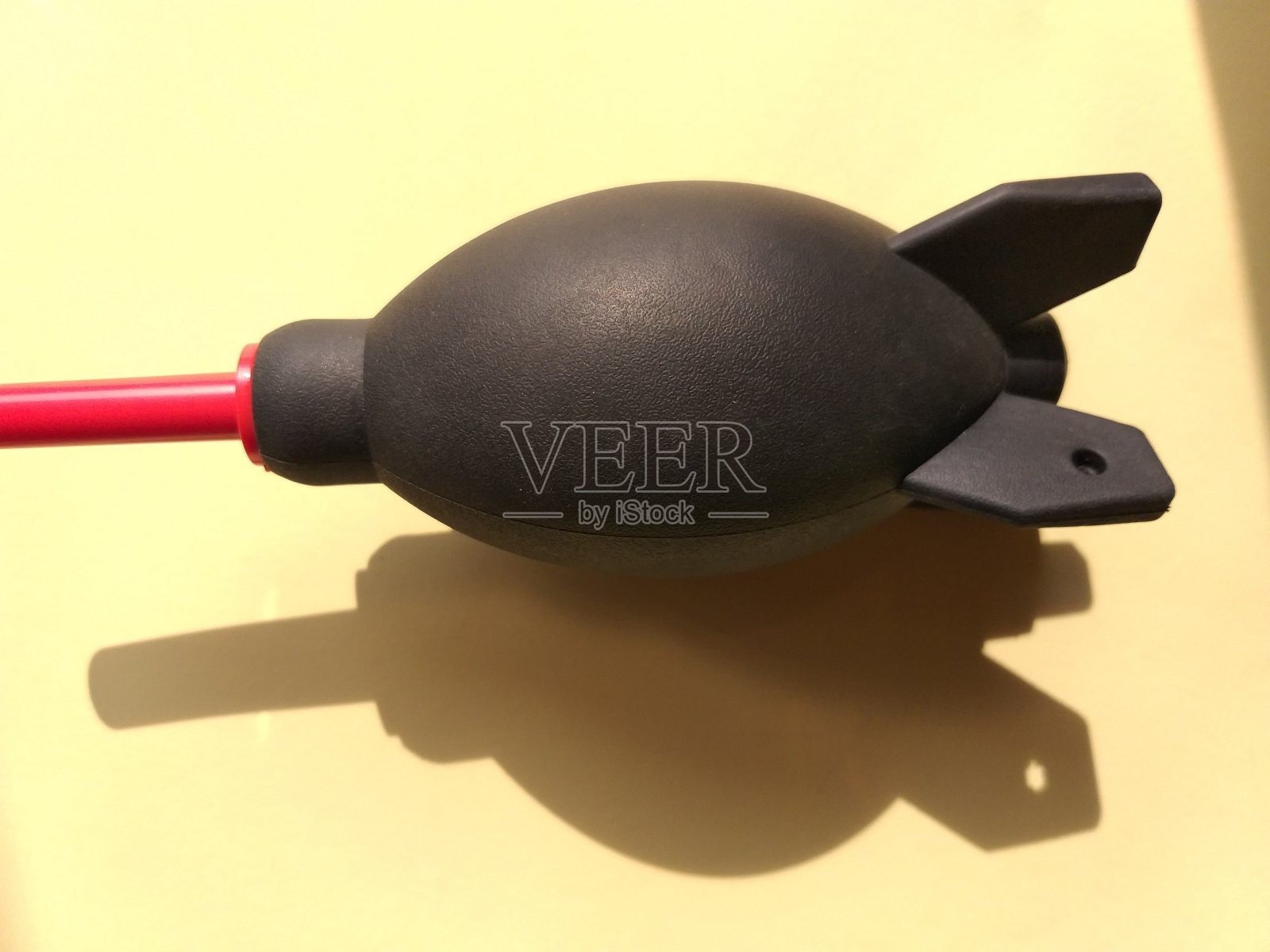 吹风机、相机清洁工具置于黄色背景上照片摄影图片