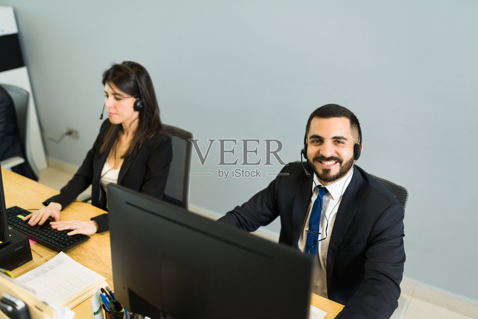 西班牙裔主管对他的工作感到高兴照片摄影图片