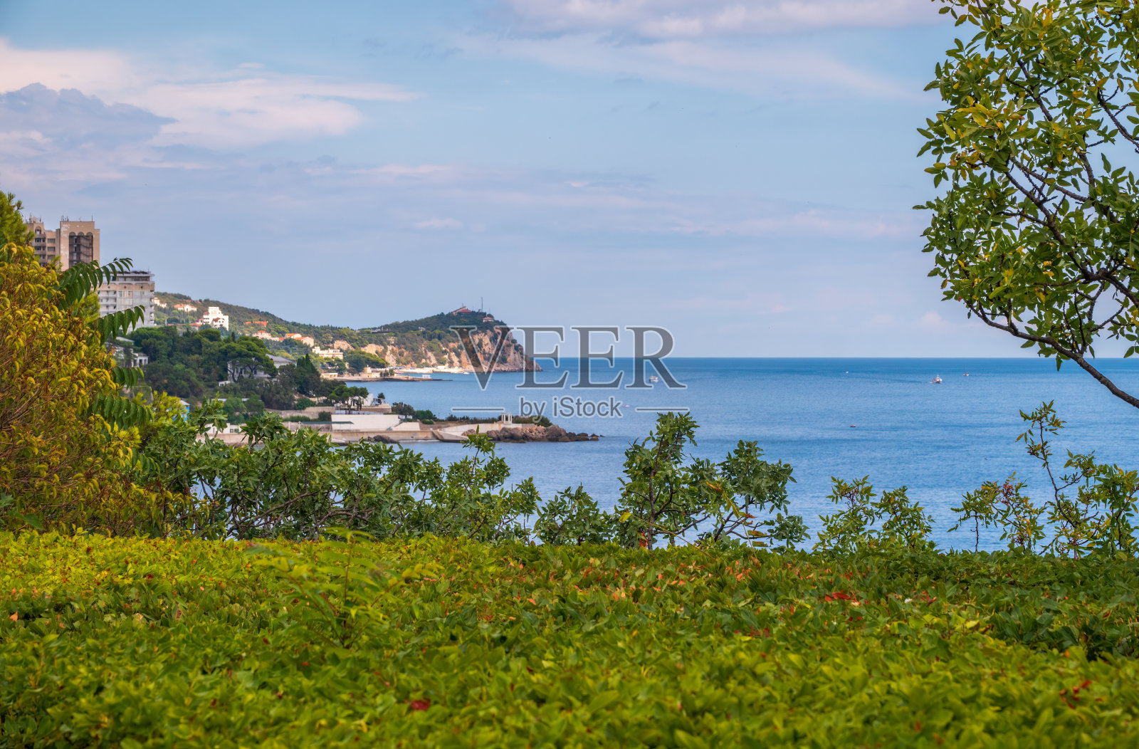 海景与岩石海滩和悬崖。克里米亚的旅游业。夏天的一张海景照片。照片摄影图片