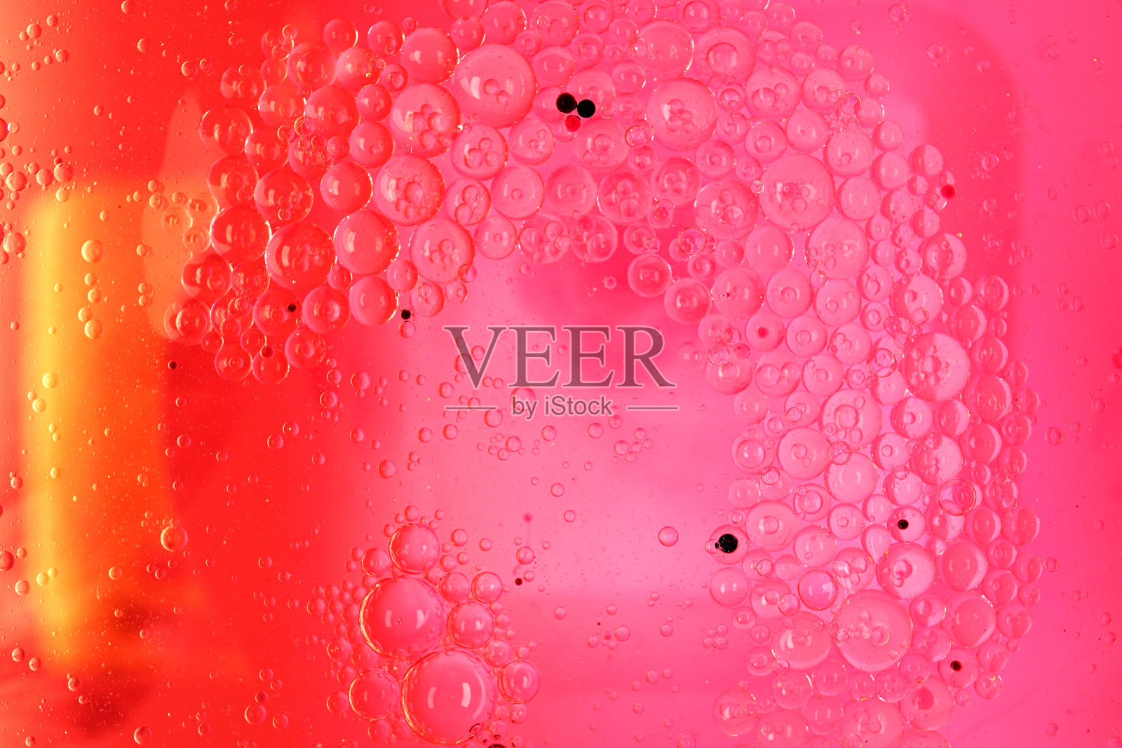 油和水图案随机创建，因为油比水轻，创造彩色的形状和图案照片摄影图片