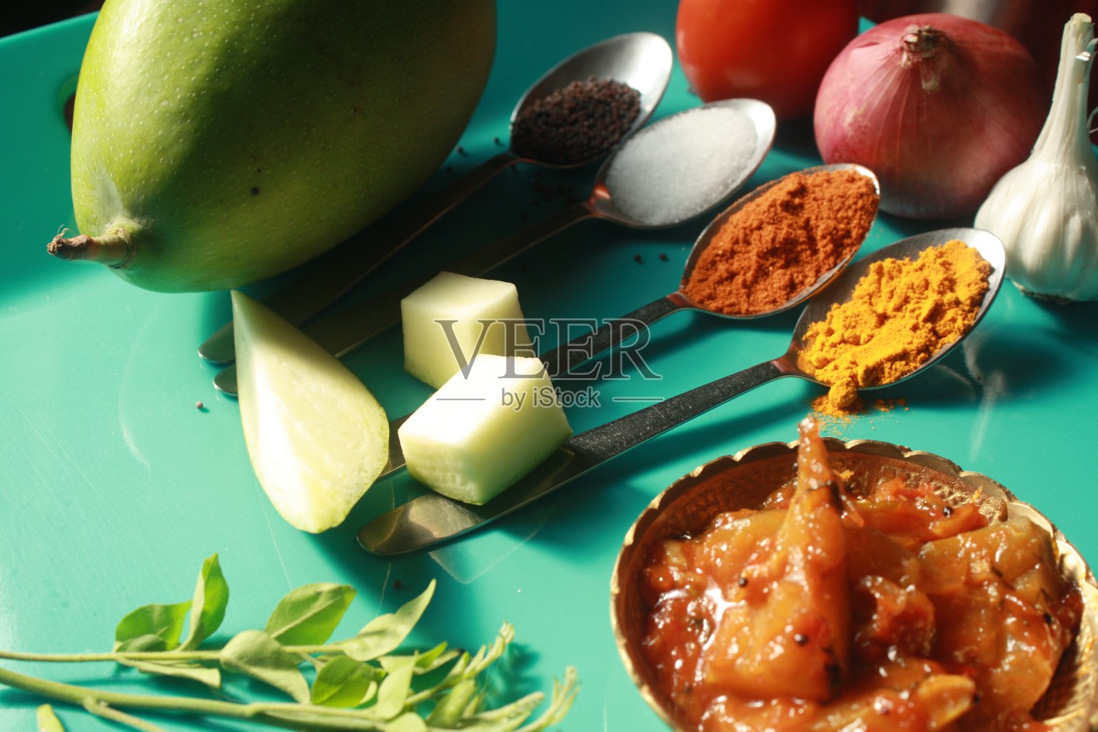 美味的南印度芒果咖喱在碗与不同的原料照片摄影图片