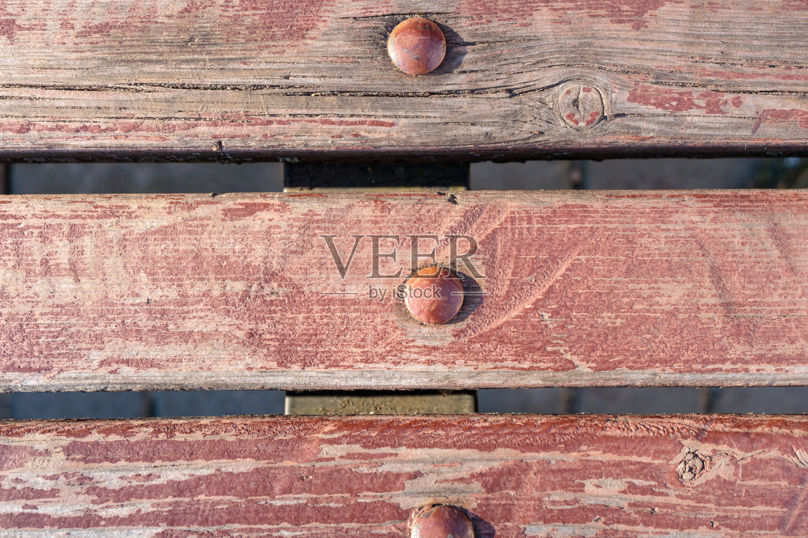 从长凳上接近红色的木板照片摄影图片