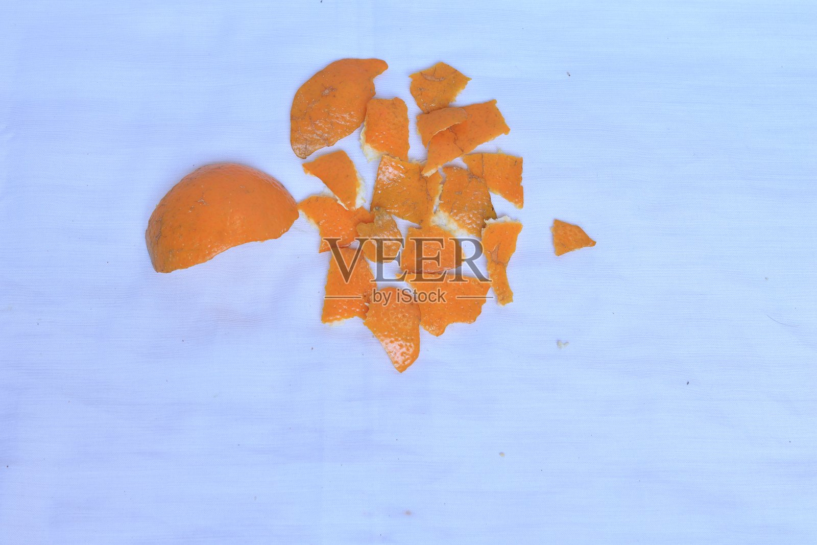 新鲜橙子果皮孤立在白色背景照片摄影图片