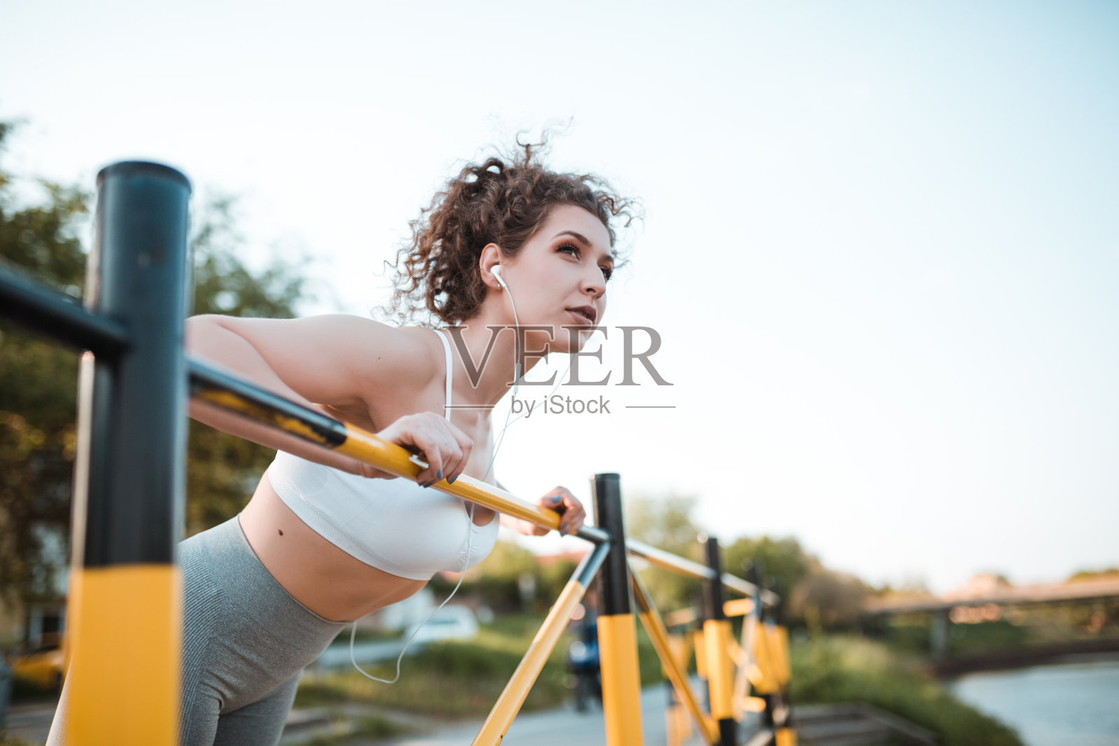 一头卷发的年轻女子在户外运动照片摄影图片