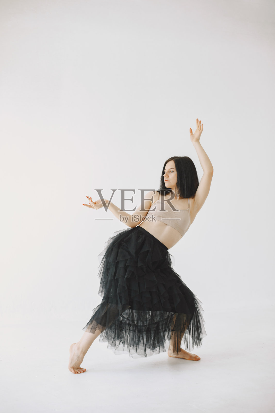 美丽的年轻女子在工作室跳舞照片摄影图片