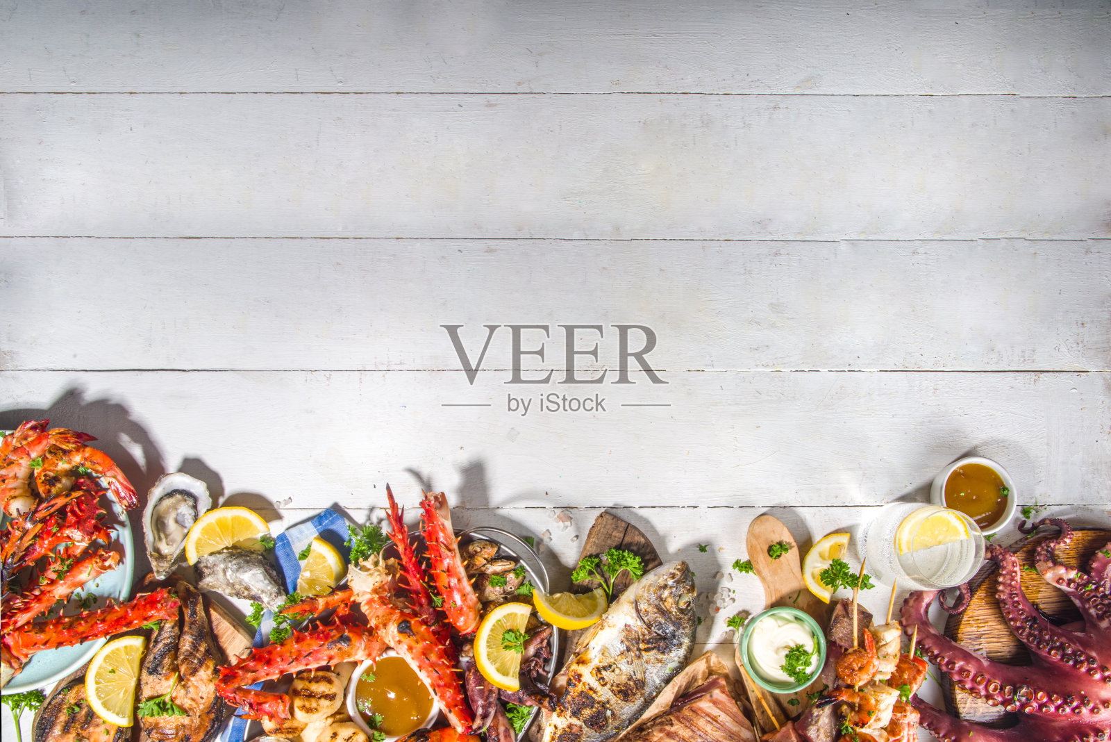 搭配各种海鲜、烧烤、烧烤食品照片摄影图片