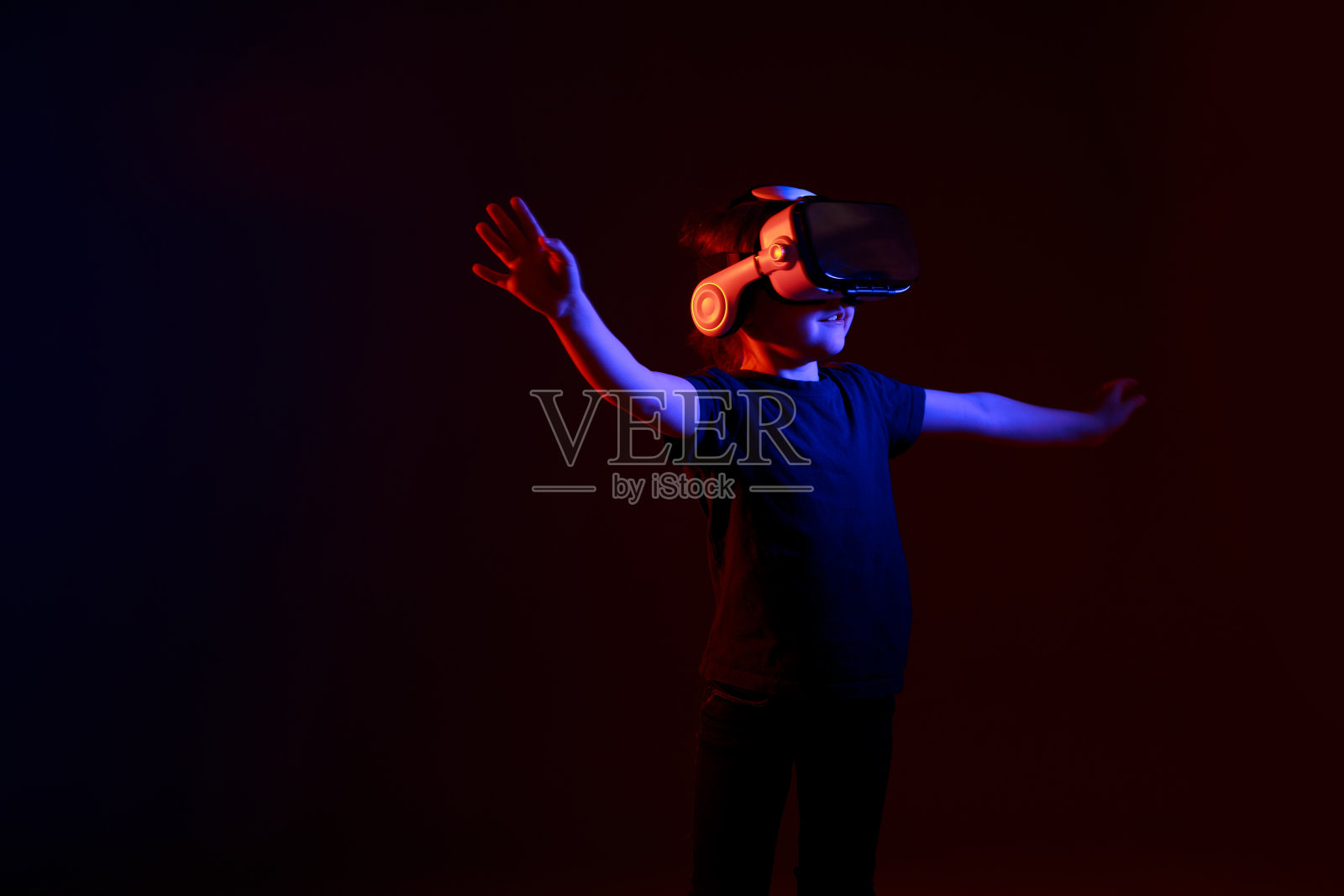 惊奇的女孩体验VR头盔游戏在丰富多彩的背景照片摄影图片