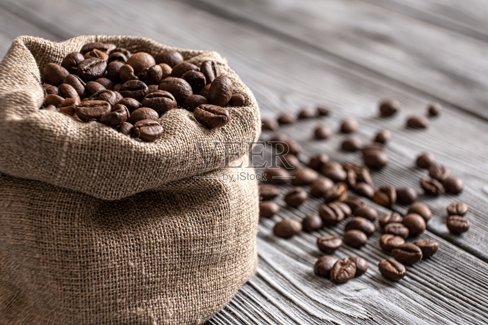 咖啡豆特写。咖啡装在帆布袋里作为节日装饰。期待着一杯芬芳的饮料。照片摄影图片