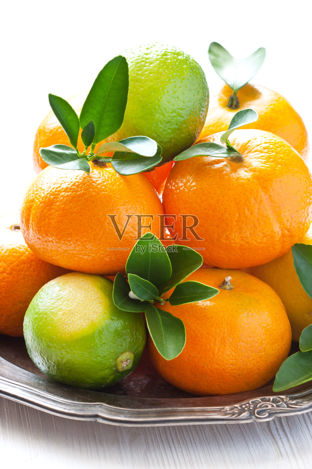 以木质背景为背景的柑橘类新鲜水果盘照片摄影图片