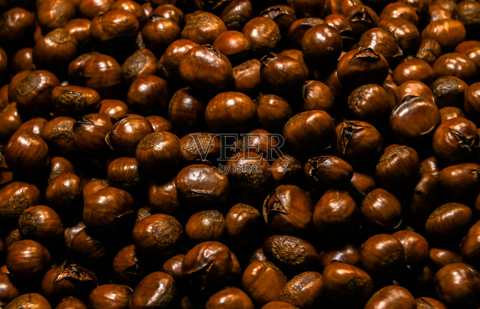 深色食物背景概念，栗子。照片摄影图片