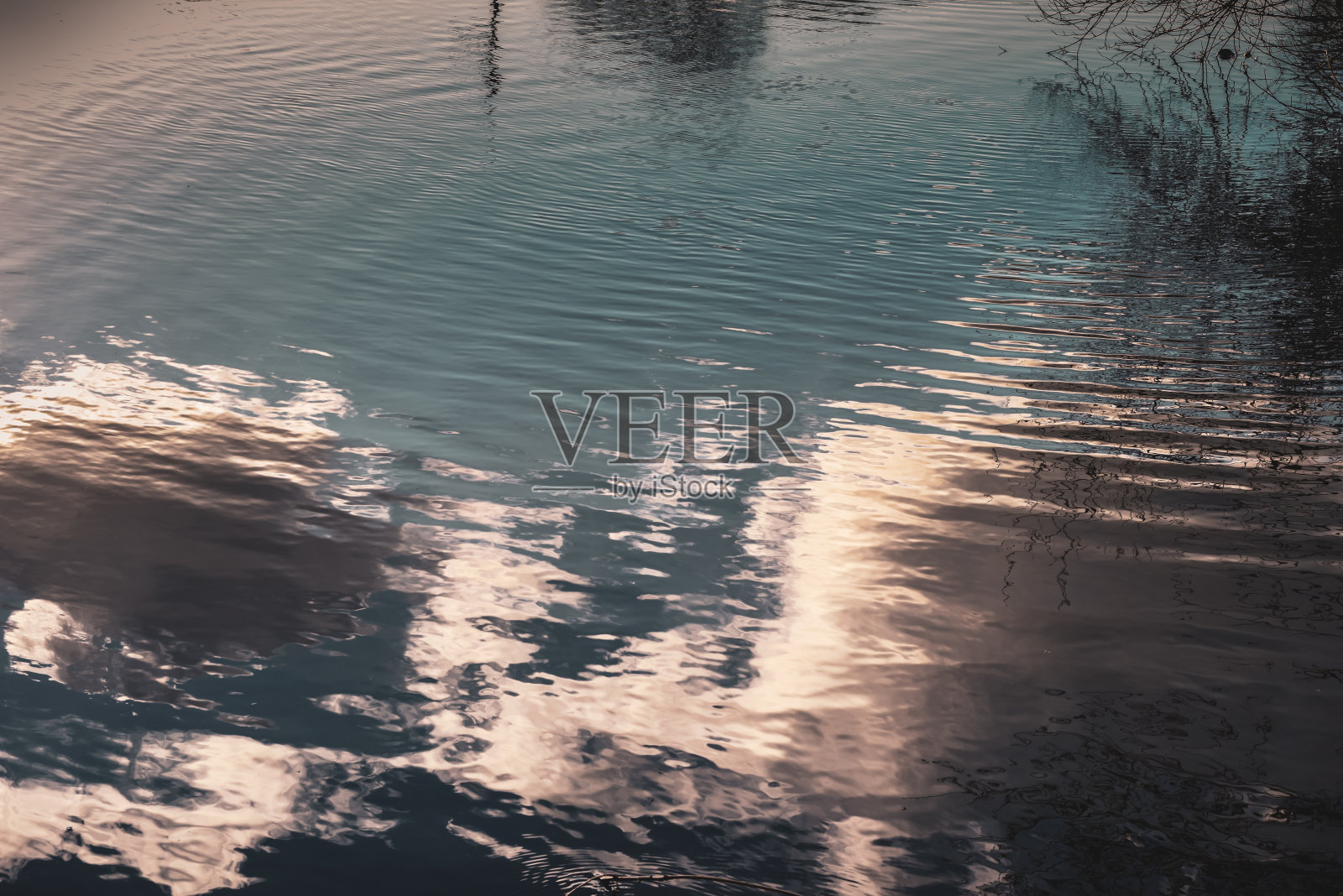 水中的倒影构成了一个令人放松的抽象背景照片摄影图片