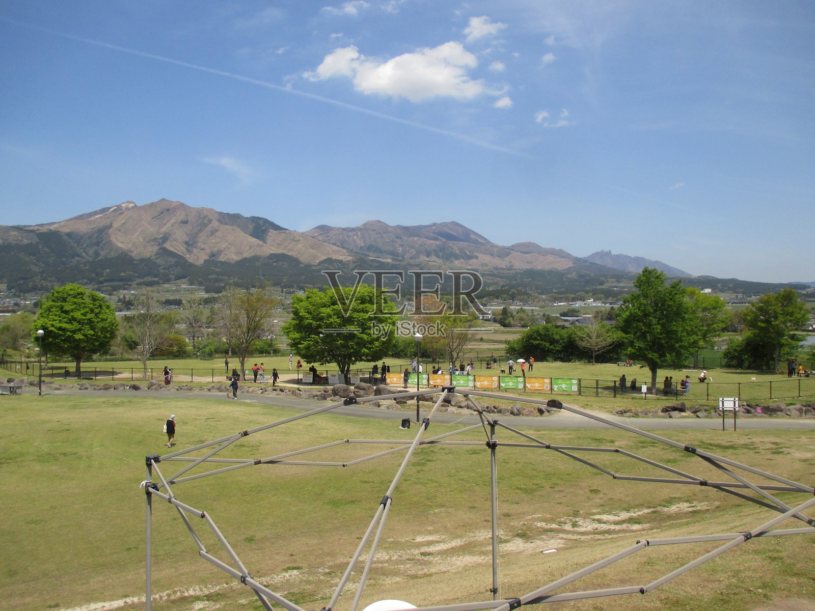 从南宫村的久木野看到的春天的麻生山照片摄影图片