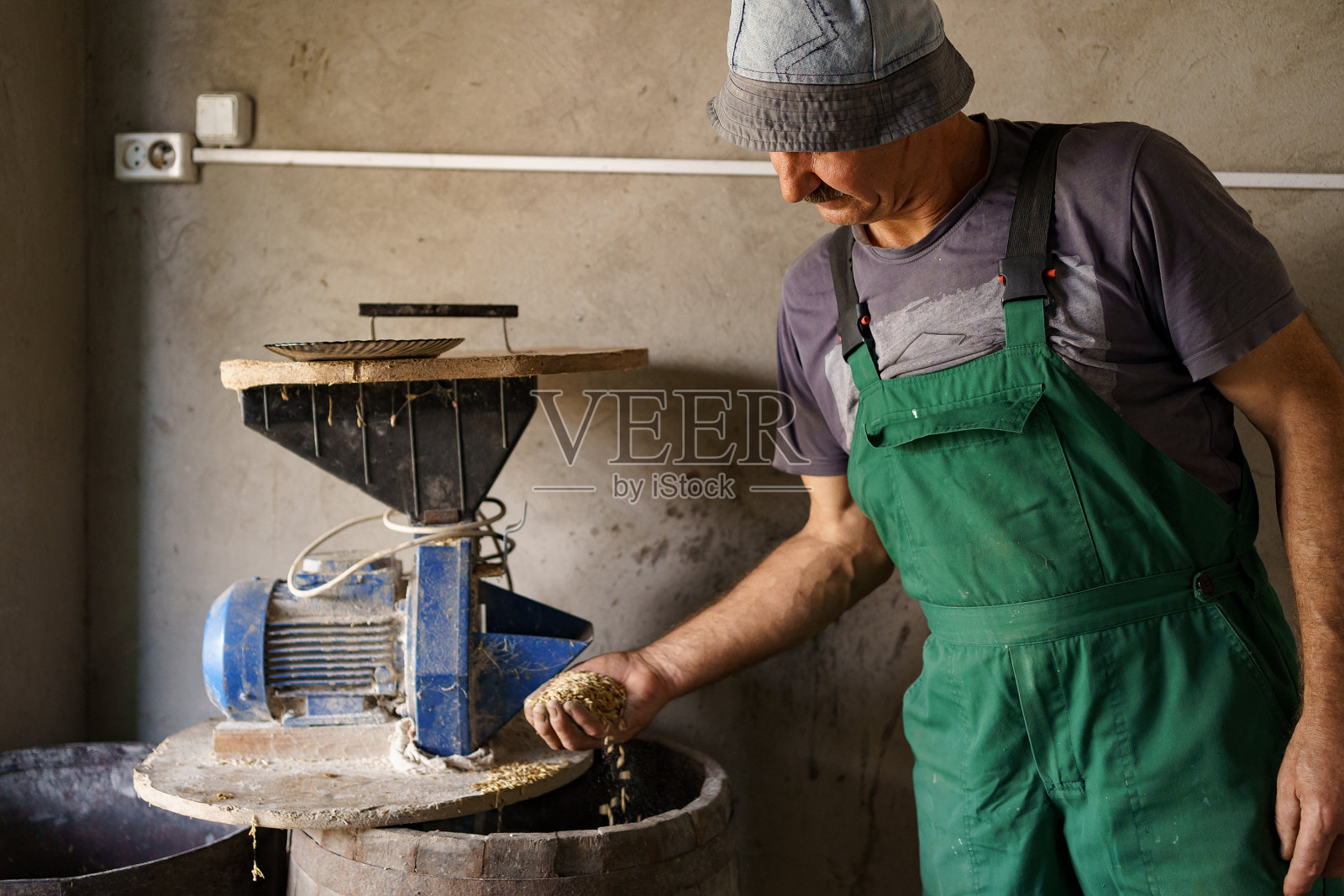 男人的手和一把燕麦在背景照片摄影图片
