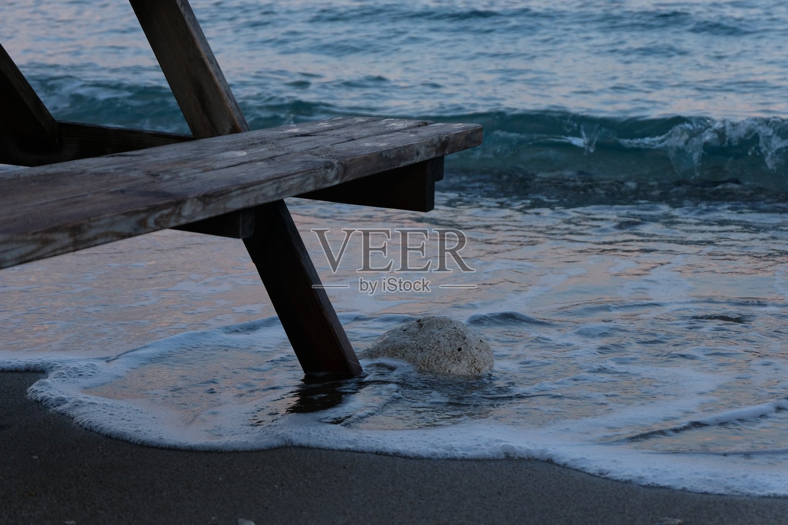 岸上波浪和放松照片摄影图片